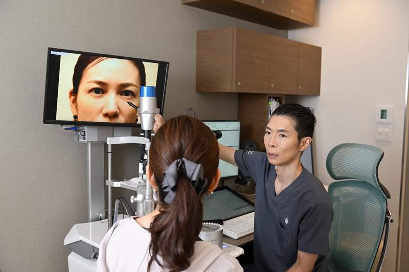 シミュレーションをするかつむらアイプラストクリニック院長