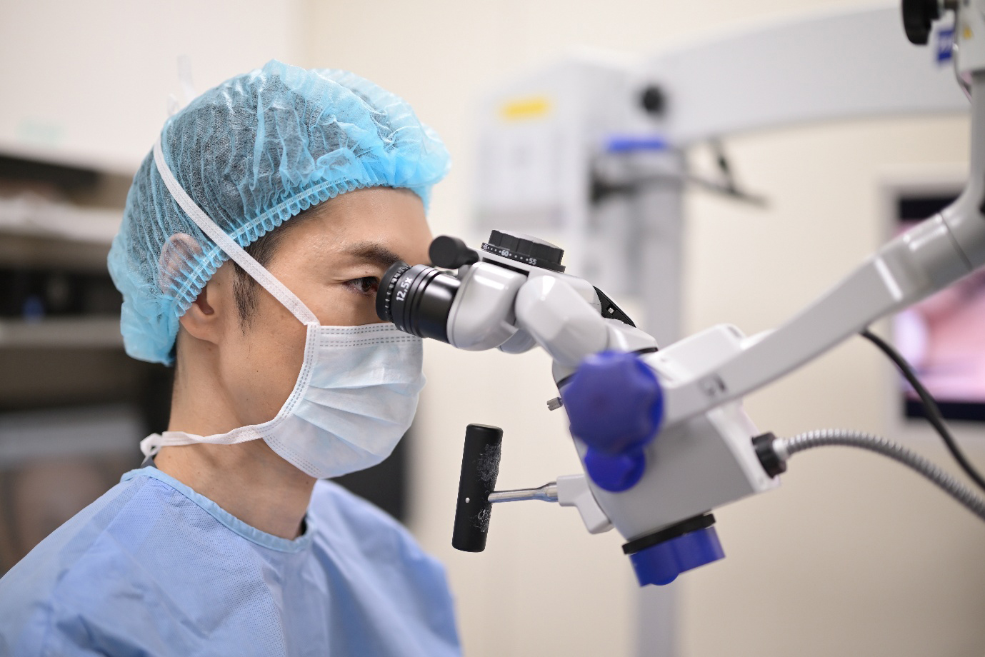 手術中のかつむらアイプラストクリニック院長