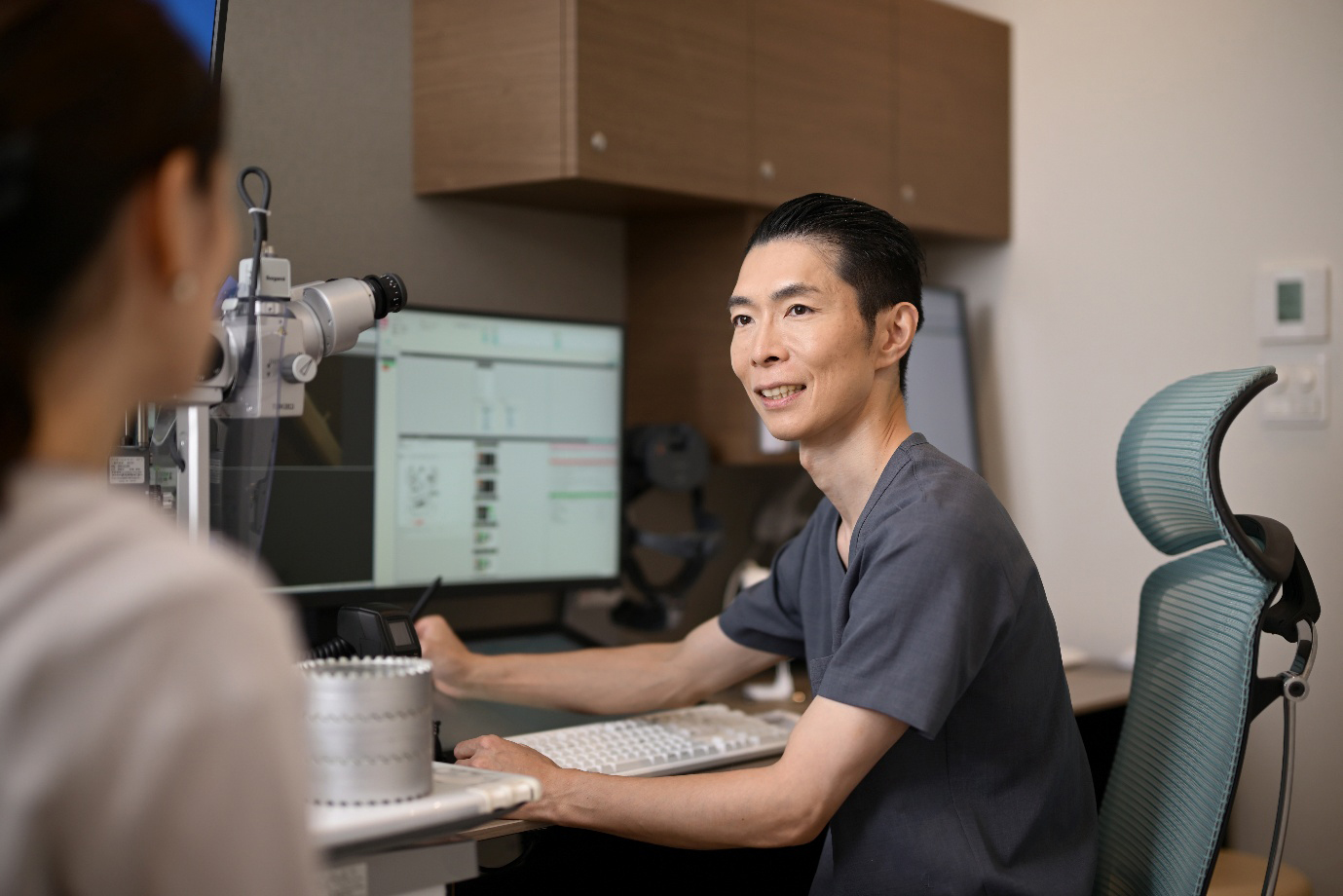 診察中のかつむらアイプラストクリニック院長