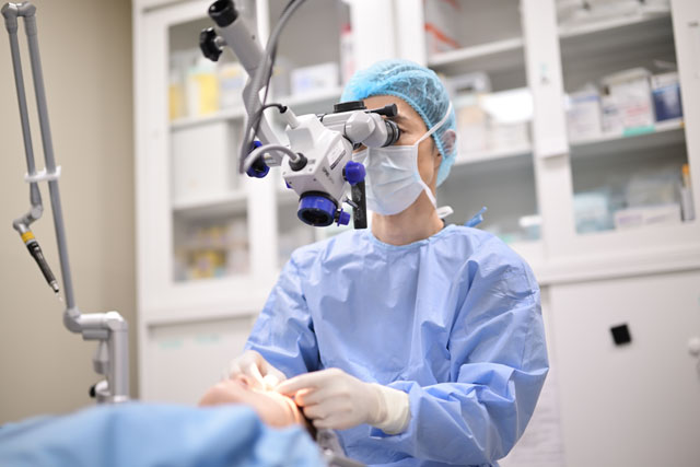 全ての症例で顕微鏡を使用し、繊細な手術をすることで体への負担を軽減