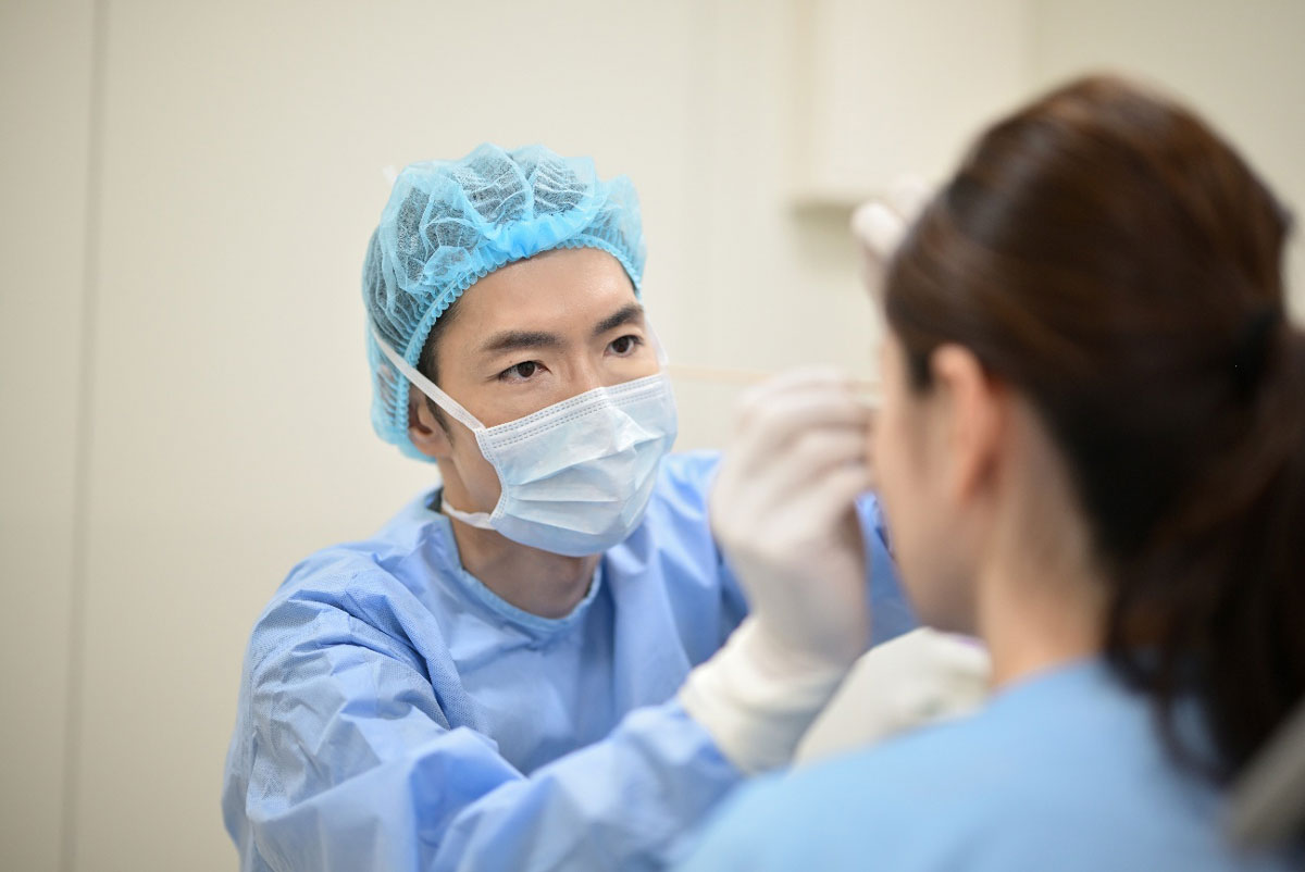 手術のためのマーキングをする医師