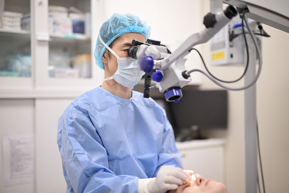 手術をおこなうかつむらアイプラストクリニック院長